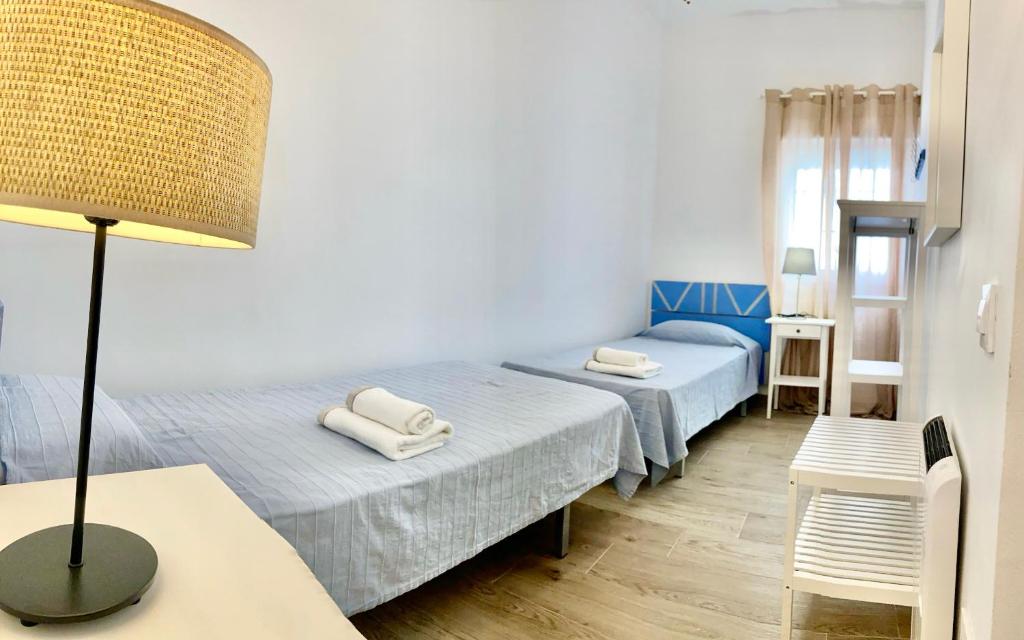 Postel nebo postele na pokoji v ubytování Acogedor apt 6pax 3Bdr 2Bth - CozyHomeSevilla6