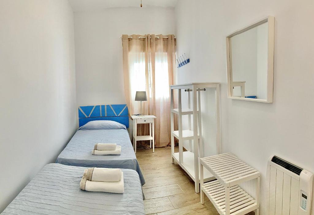 Postel nebo postele na pokoji v ubytování Acogedor apt 6pax 3Bdr 2Bth - CozyHomeSevilla6