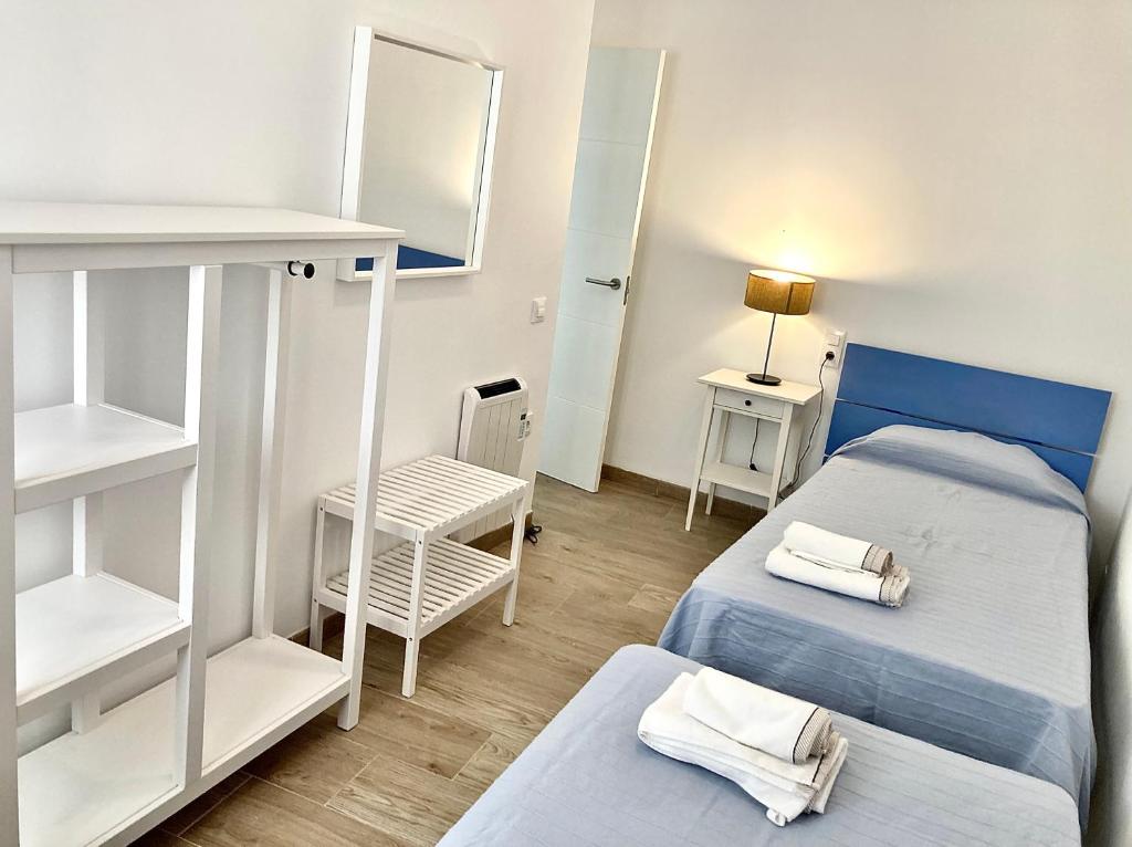 Postel nebo postele na pokoji v ubytování Acogedor apt 6pax 3Bdr 2Bth - CozyHomeSevilla6