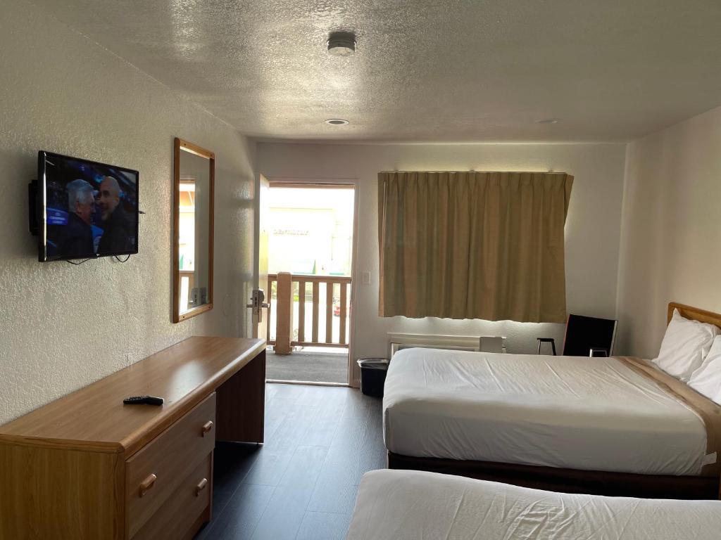 Ένα ή περισσότερα κρεβάτια σε δωμάτιο στο Palms Inn & Suites