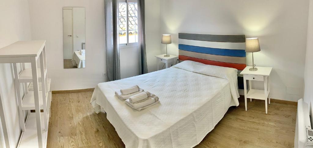 Postel nebo postele na pokoji v ubytování Acogedor apt 6pax 3Bdr 2Bth - CozyHomeSevilla6