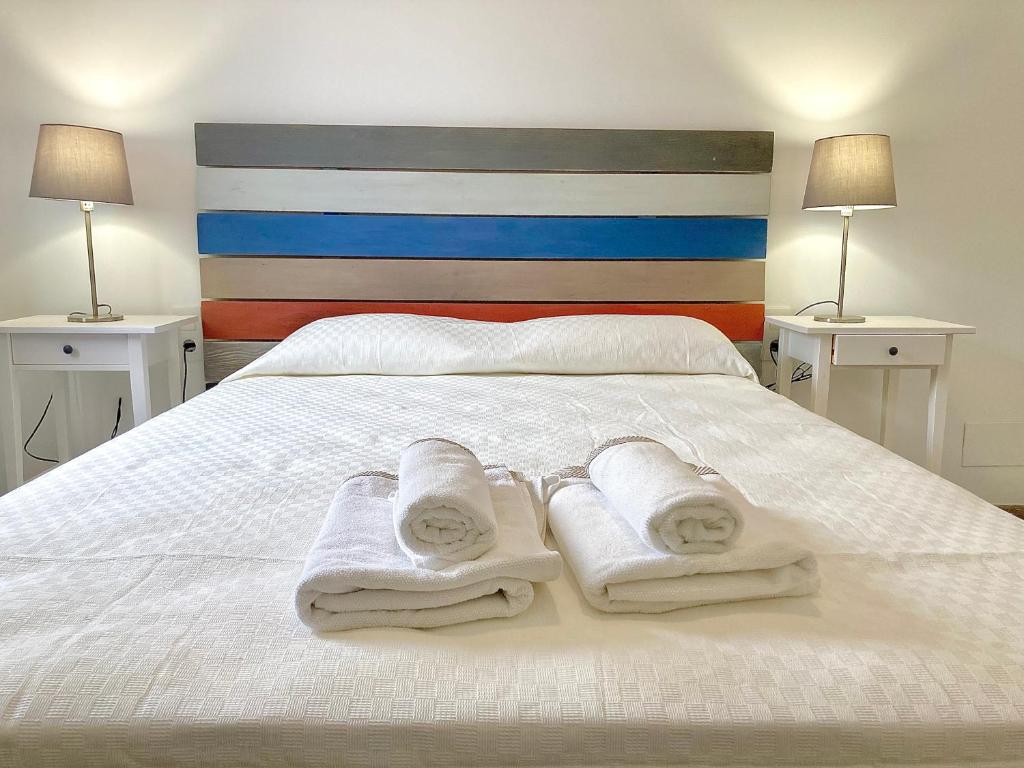 Postel nebo postele na pokoji v ubytování Acogedor apt 6pax 3Bdr 2Bth - CozyHomeSevilla6