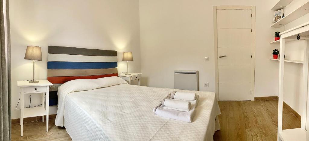 Postel nebo postele na pokoji v ubytování Acogedor apt 6pax 3Bdr 2Bth - CozyHomeSevilla6