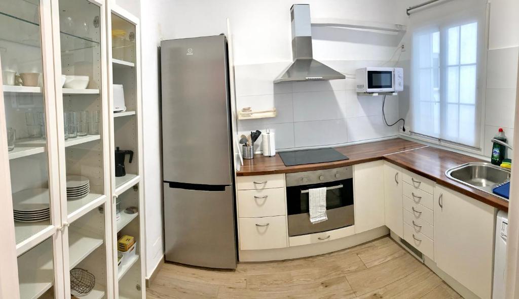 Kuchyň nebo kuchyňský kout v ubytování Acogedor apt 6pax 3Bdr 2Bth - CozyHomeSevilla6