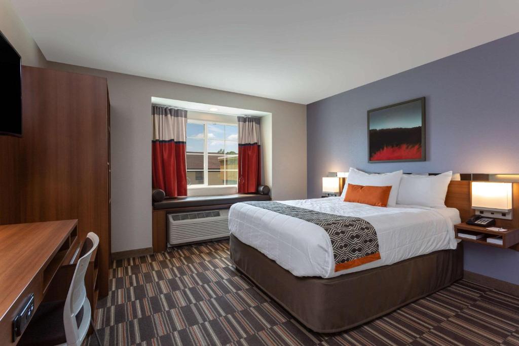 Postel nebo postele na pokoji v ubytování Microtel Inn & Suites by Wyndham Niagara Falls