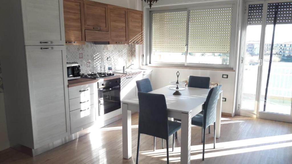 Kuchyňa alebo kuchynka v ubytovaní Pecciolo Port Apartaments