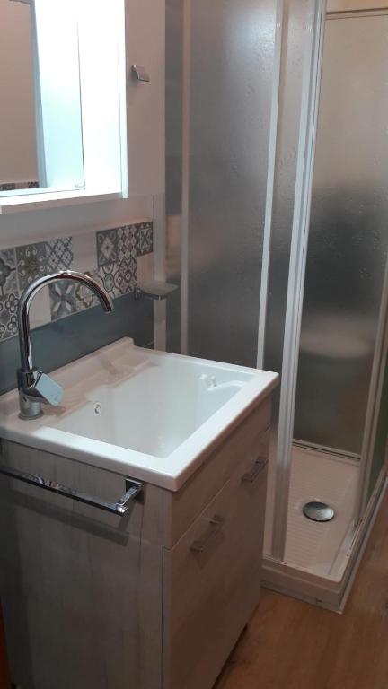 Kúpeľňa v ubytovaní Pecciolo Port Apartaments