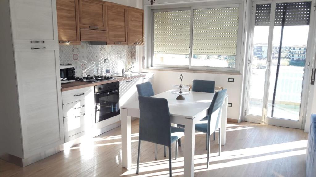 Kuchyňa alebo kuchynka v ubytovaní Pecciolo Port Apartaments