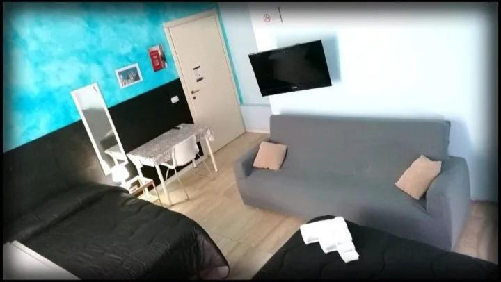 Habitación pequeña con cama y TV. en A Due Passi BnB, en Catania