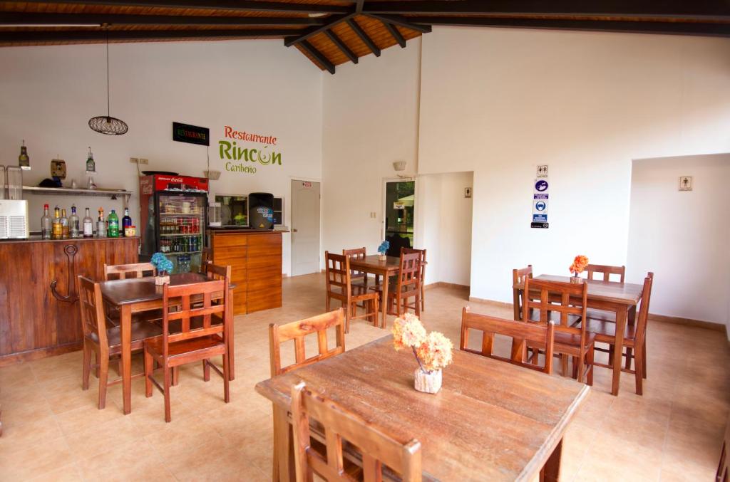 Lounge nebo bar v ubytování Hotel Playa Caribe
