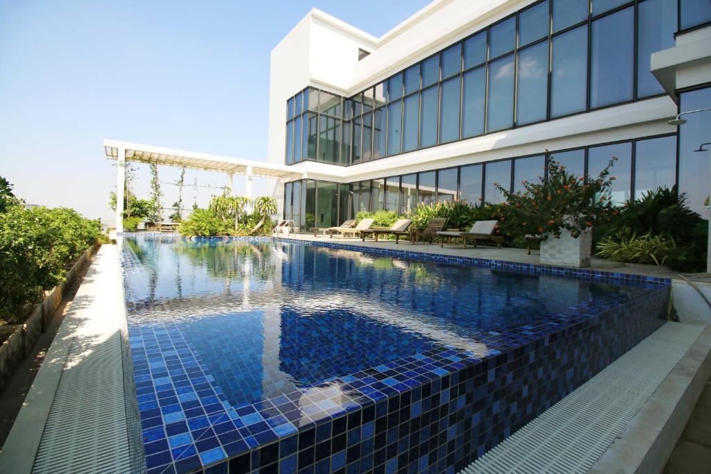 una piscina di fronte a un edificio di K Residence & Apartment a Phnom Penh