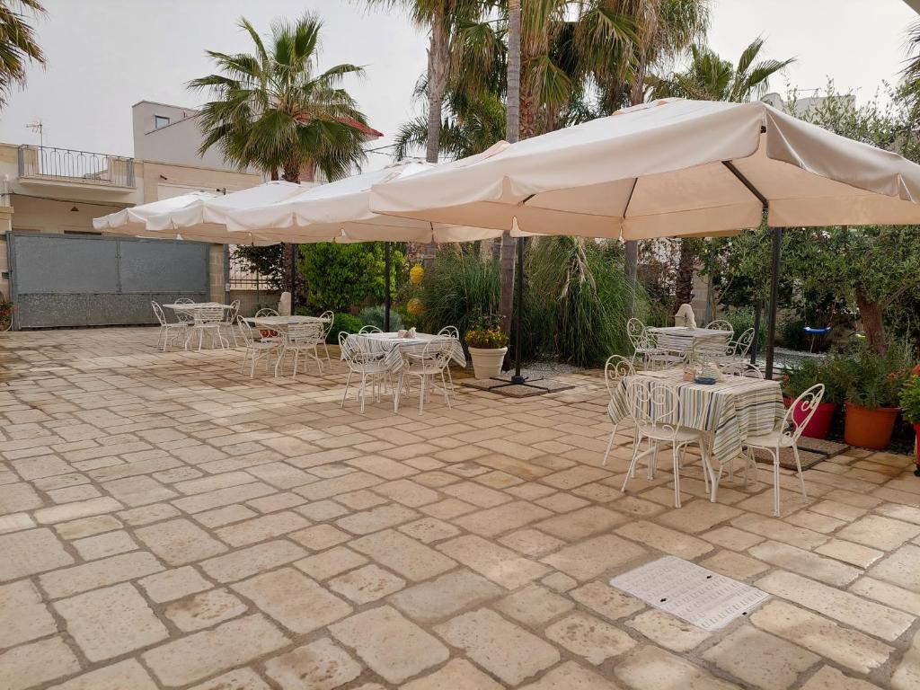 A patio or other outdoor area at B&B LA COLIMENA