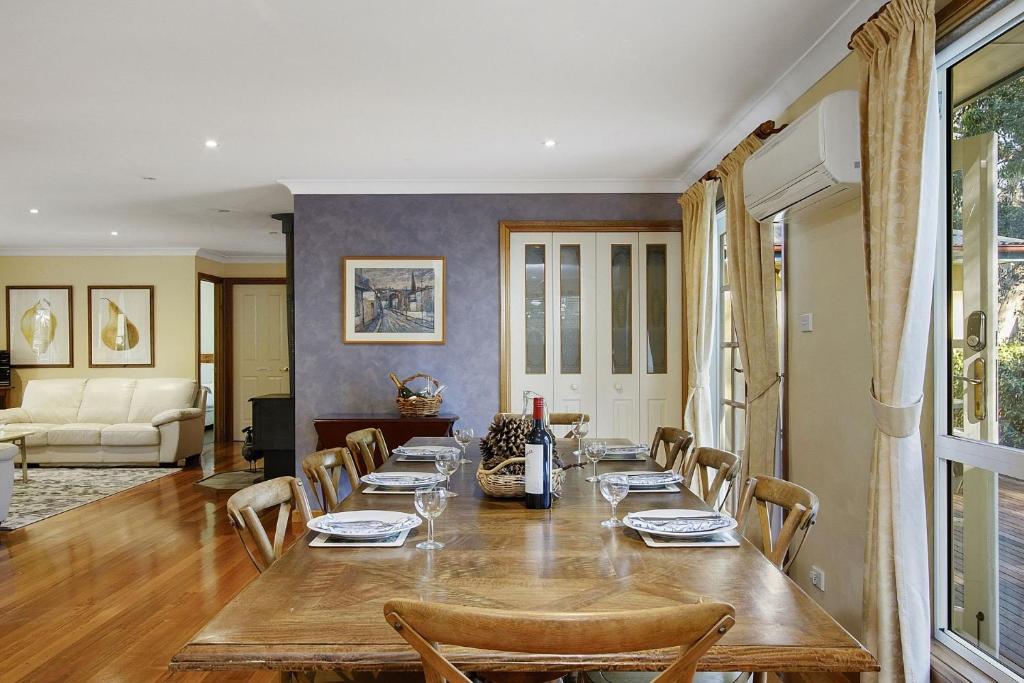 a dining room with a table and chairs at Hilldo in Kurrajong