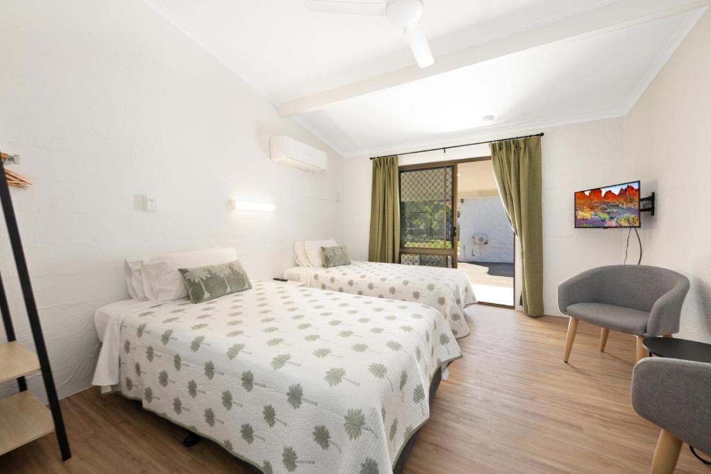 Postel nebo postele na pokoji v ubytování Kinka Palms Motel