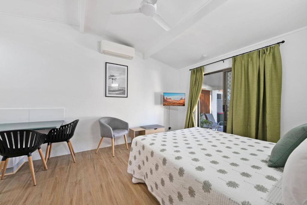 Postel nebo postele na pokoji v ubytování Kinka Palms Motel