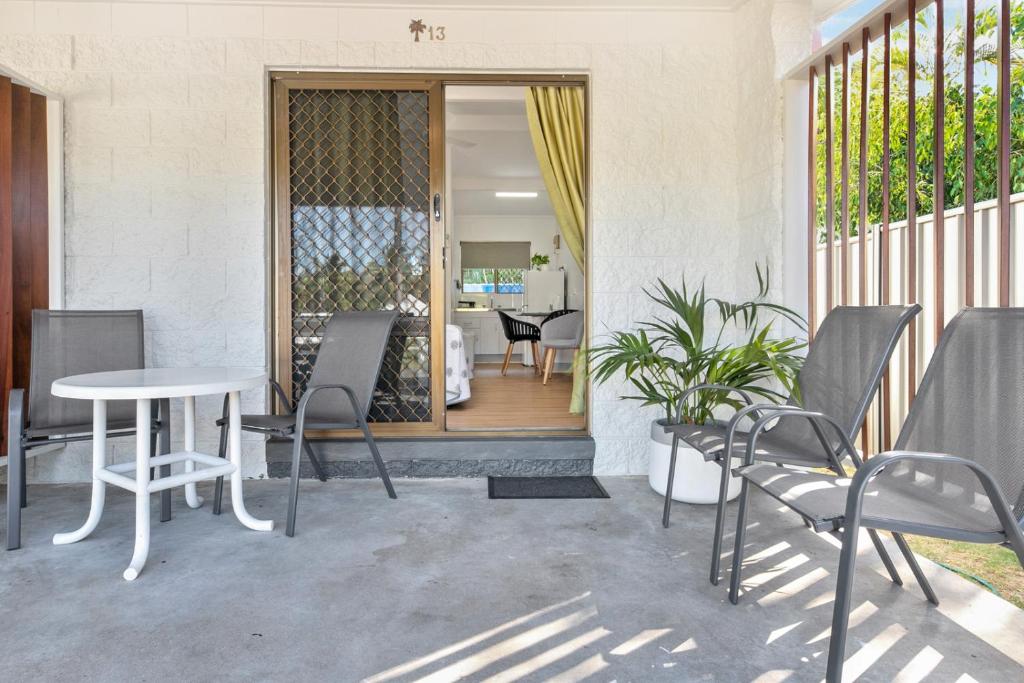 Posezení v ubytování Kinka Palms Motel