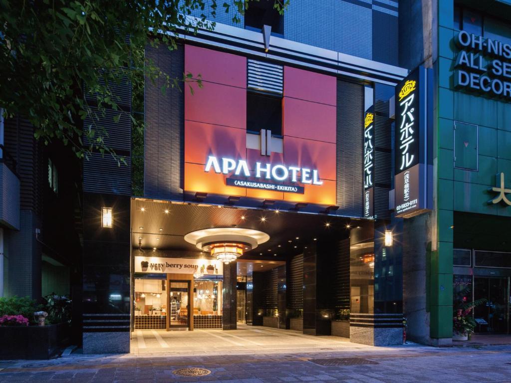 un hotel de verano en una calle de la ciudad por la noche en APA Hotel Asakusabashi-Ekikita, en Tokio