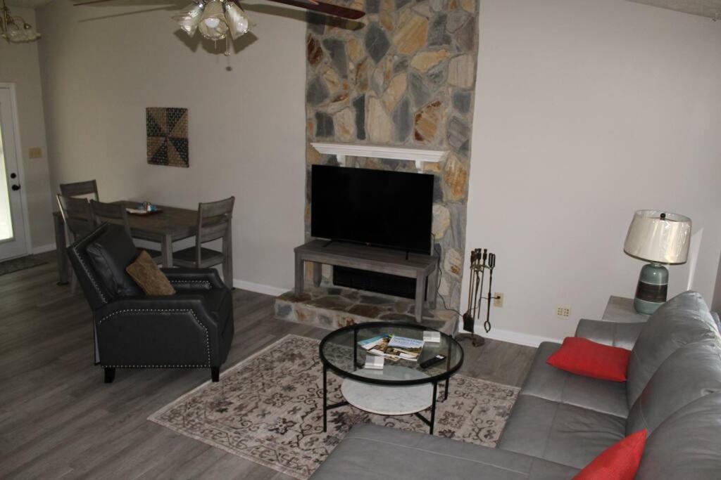 sala de estar con sofá y chimenea en Cheerful 2-Bedroom, 2 bath with private parking en Fayetteville