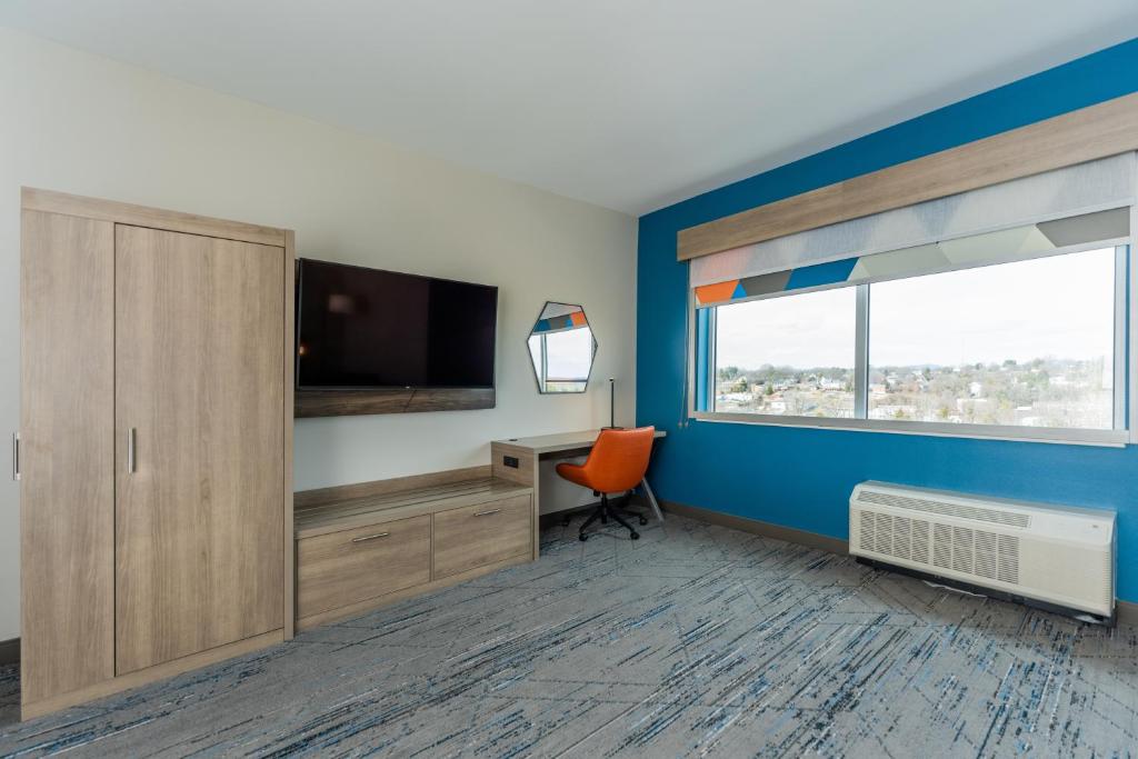 Holiday Inn Express & Suites Charlottesville by IHG photo