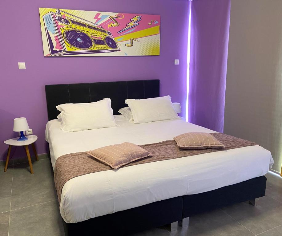Postel nebo postele na pokoji v ubytování Connect Suites