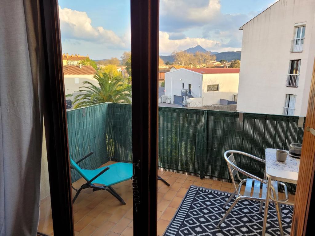- un balcon avec vue sur une table et des chaises dans l'établissement Bienvenue dans le ROUSSILLON, à Argelès-sur-Mer