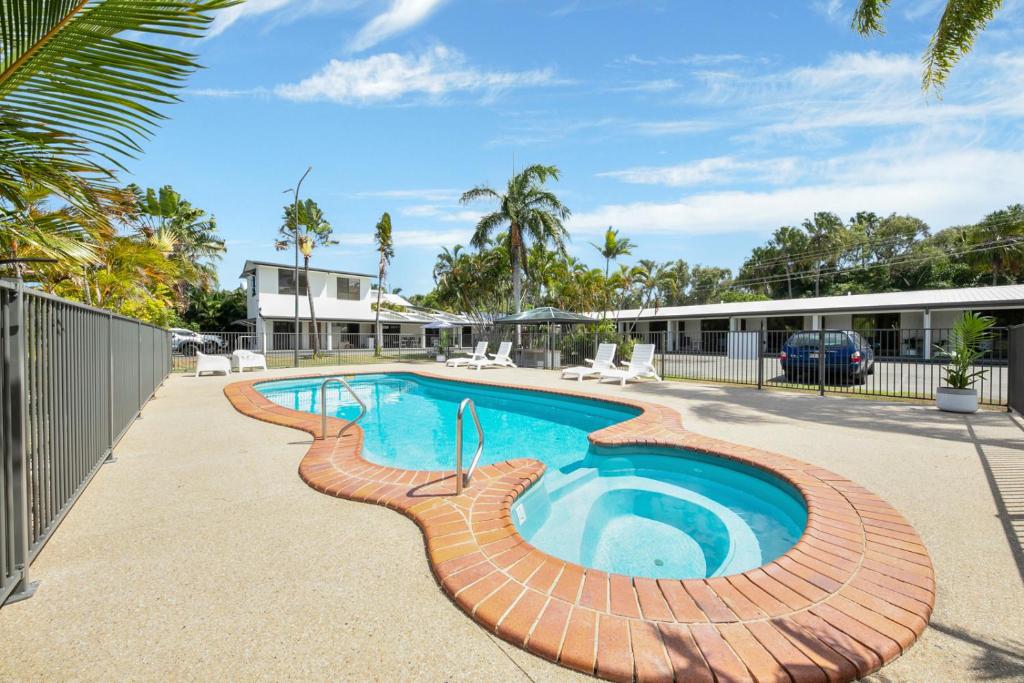 Bazén v ubytování Kinka Palms Motel nebo v jeho okolí