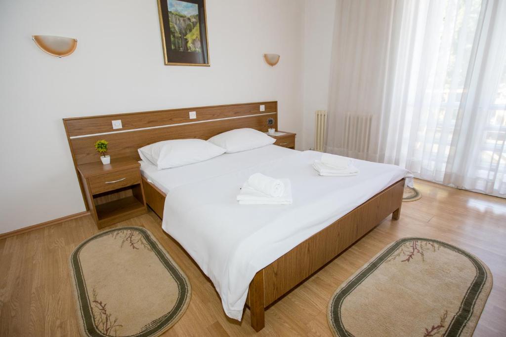Postel nebo postele na pokoji v ubytování Hotel Onogošt