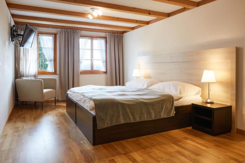Postel nebo postele na pokoji v ubytování Gasthof Krone Blatten
