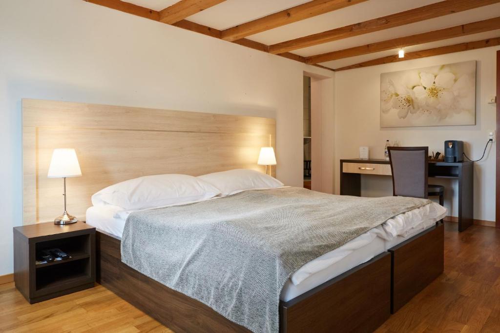 Postel nebo postele na pokoji v ubytování Gasthof Krone Blatten