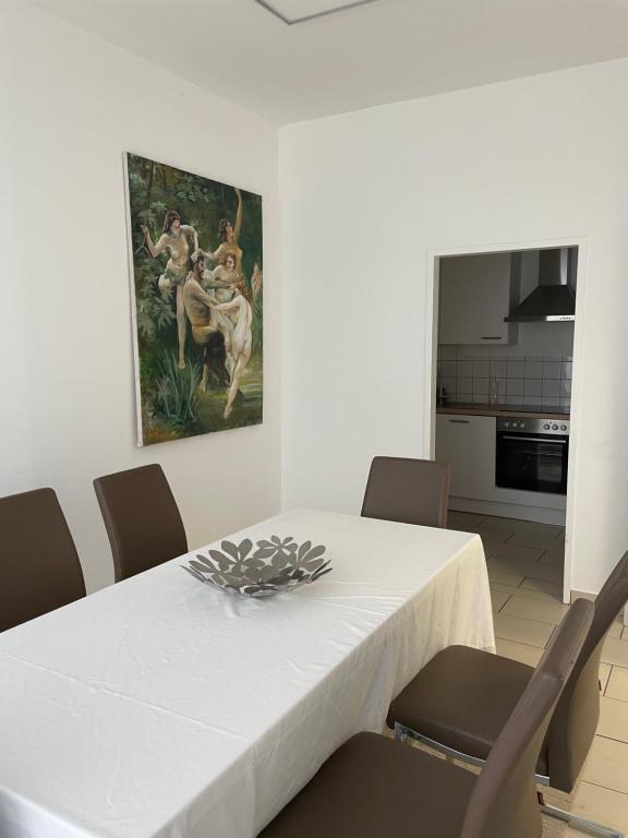 Kuchyňa alebo kuchynka v ubytovaní Stadtsuite mit Sauna in Wiener Neustadt 135 m2