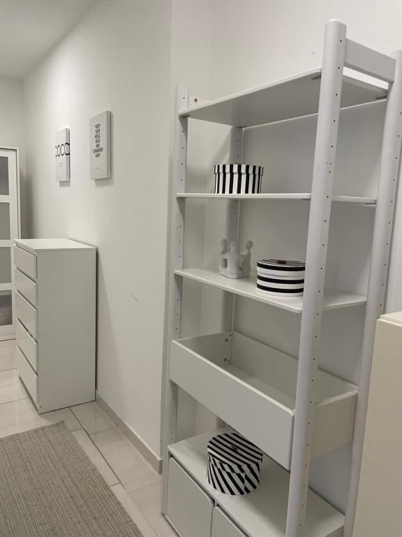 Kuchyňa alebo kuchynka v ubytovaní Stadtsuite mit Sauna in Wiener Neustadt 135 m2