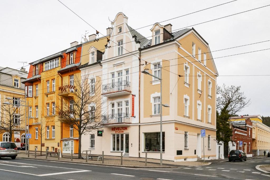 Budova, kde se aparthotel nachází