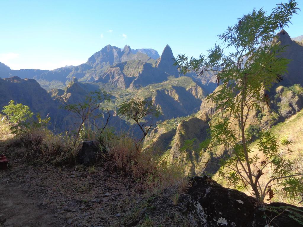 - une vue sur un canyon avec des montagnes en arrière-plan dans l'établissement La Case Sans Souci, à Le Bois de Nèfles