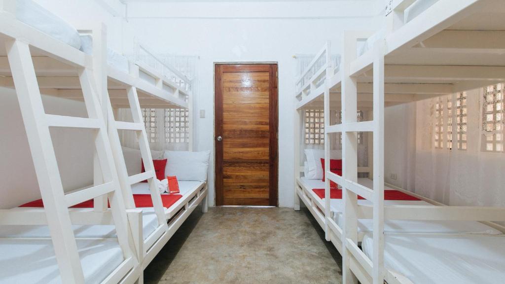 Ένα ή περισσότερα κρεβάτια σε δωμάτιο στο RedDoorz @ Camp Saint John Hotel La Union
