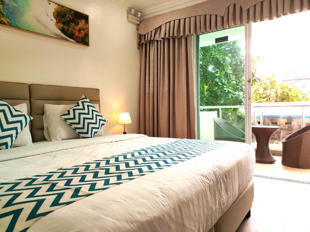 Säng eller sängar i ett rum på Grand Blue Beach Hotel