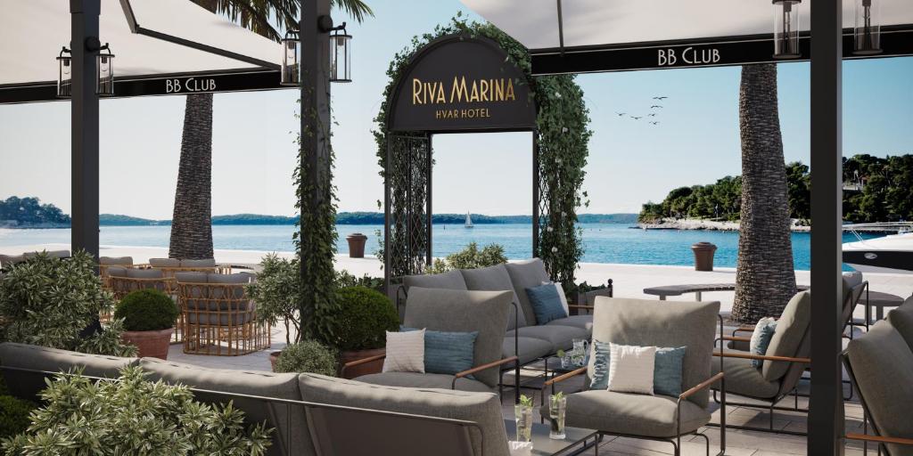 eine Terrasse mit Stühlen und Blick auf das Wasser in der Unterkunft Riva Marina Hvar Hotel in Hvar