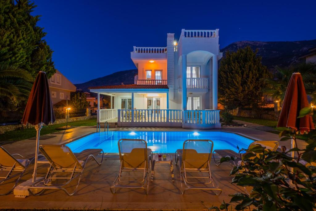 Villa con piscina por la noche en Infinity Civan Villa, en Fethiye