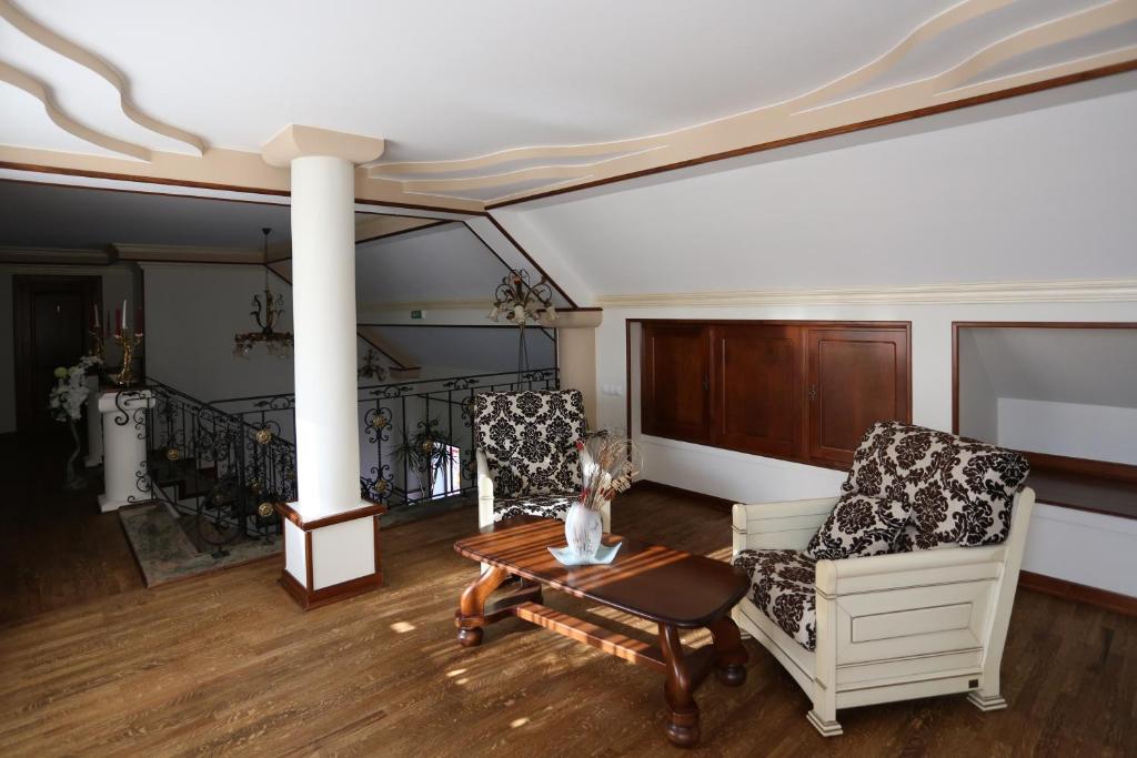 Seini的住宿－Pensiunea Trei Pini，客厅配有沙发和桌子