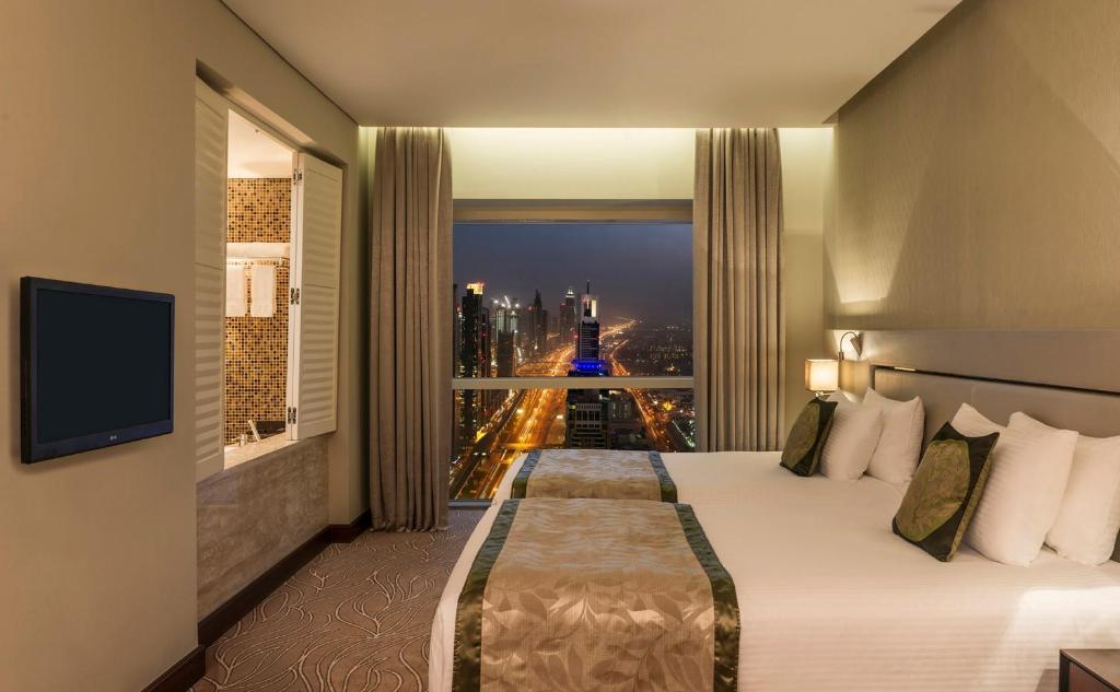 Postel nebo postele na pokoji v ubytování The Tower Plaza Hotel Dubai