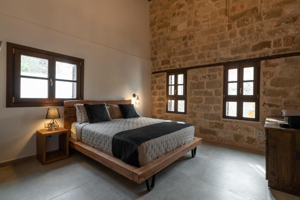 Postel nebo postele na pokoji v ubytování Ancient Knights Luxury Suites