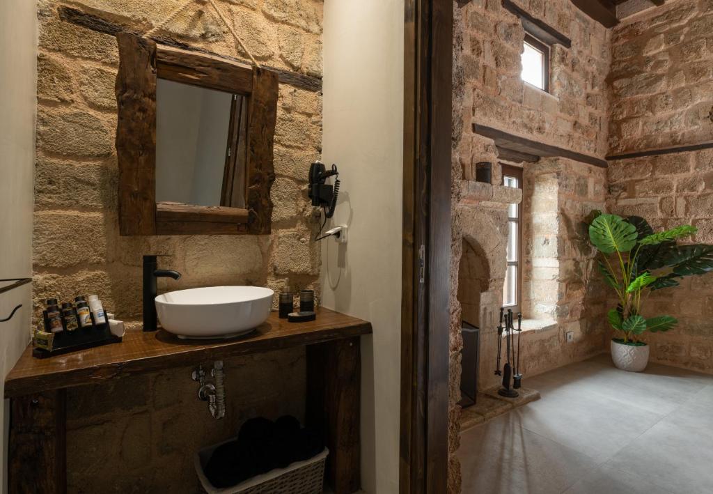 Koupelna v ubytování Ancient Knights Luxury Suites
