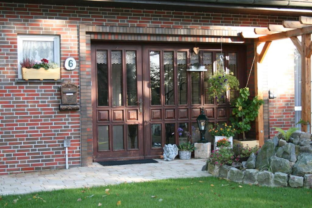 ヴァンガーラントにあるFeWo Zur entspannten Weitsichtのレンガ造りの大きな木製のドア