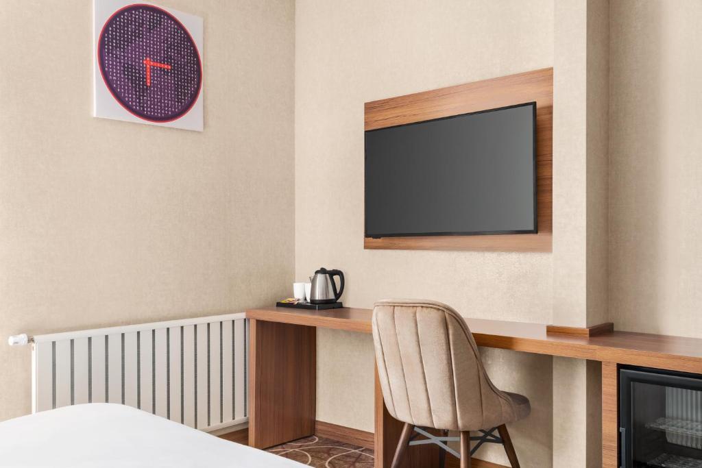 A television and/or entertainment centre at Ramada By Wyndham Elbistan