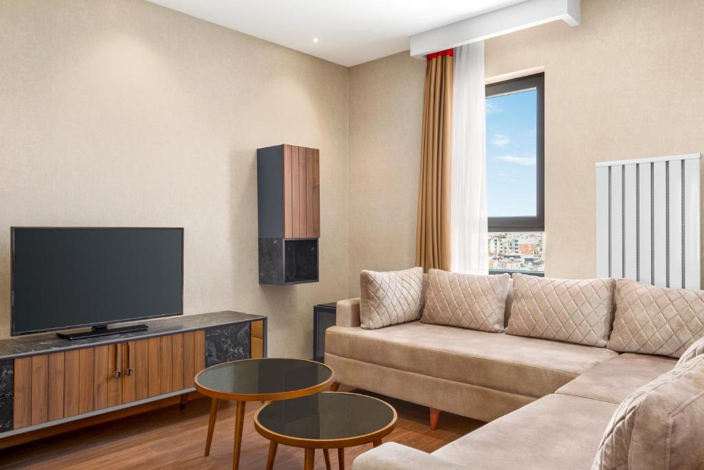 A television and/or entertainment centre at Ramada By Wyndham Elbistan