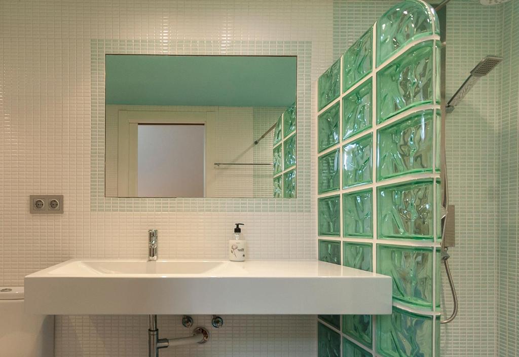 Fotografie z fotogalerie ubytování Lets Holidays Bright duplex apartment with pool v destinaci Tossa de Mar