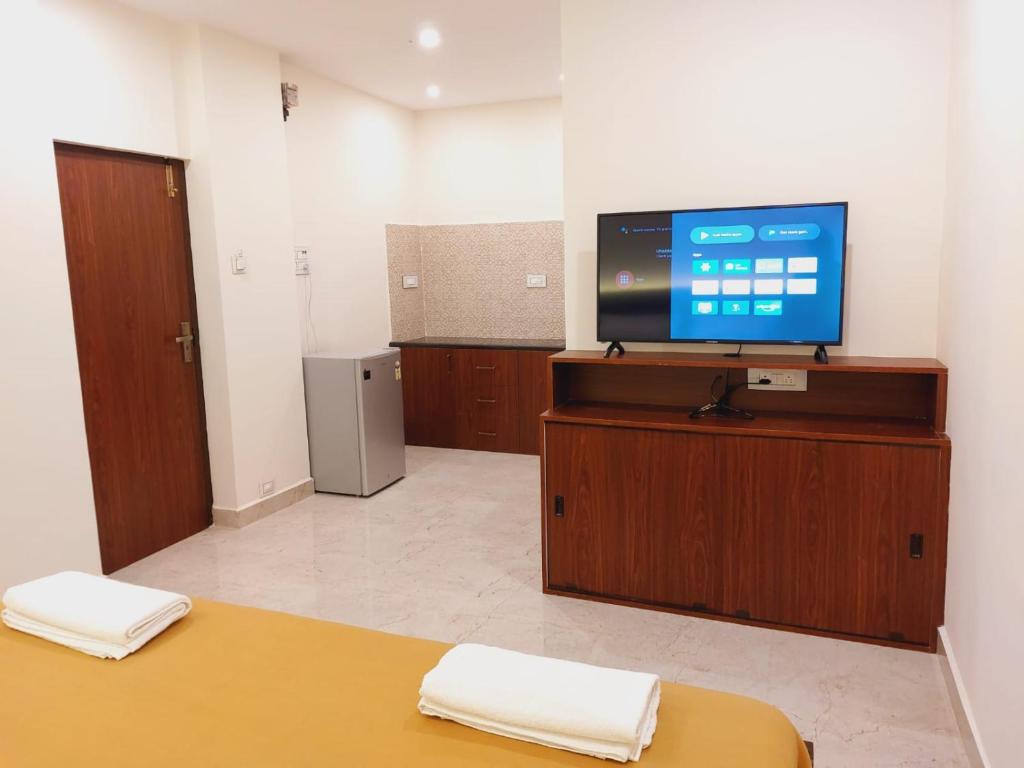 TV a/nebo společenská místnost v ubytování Chippy Residency