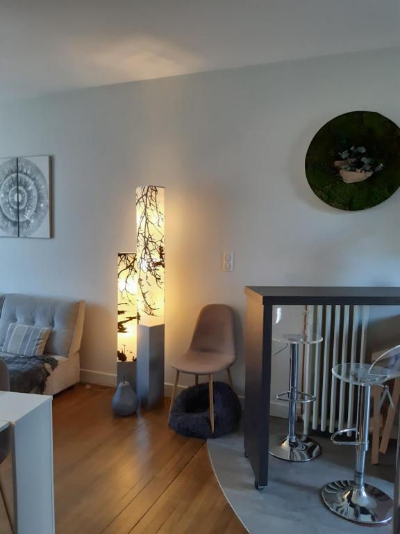 uma sala de estar com uma mesa e um sofá em Maison de ville chaleureuse em Brive-la-Gaillarde