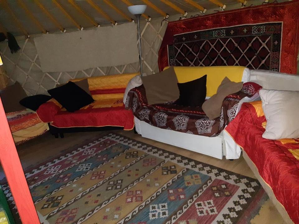 Postel nebo postele na pokoji v ubytování Jurta az erdő mellett dézsával-KERESZ-TANYA