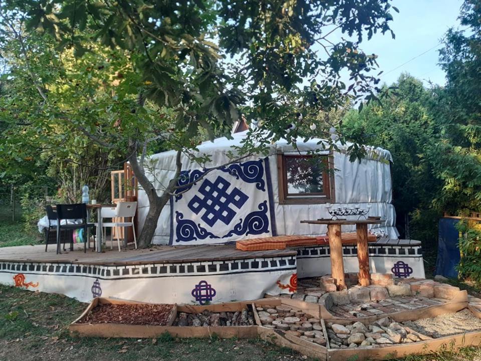 un gran barco sentado bajo un árbol con una mesa en Jurta az erdő mellett dézsával-KERESZ-TANYA en Pilisszentkereszt