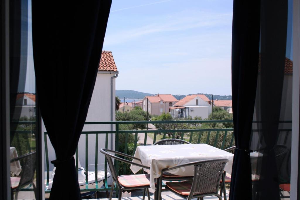 Balkón alebo terasa v ubytovaní Apartment in Vodice with sea view, balcony, air conditioning, WiFi 612-4